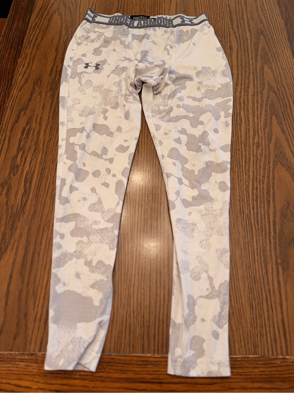 Under Armour men’s Gray & White Camo Compression Leggings